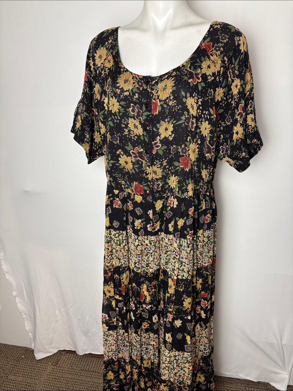 Black Floral Scoop-Neck Maxi Dress with Short Sleeves